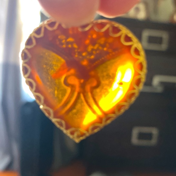 Austrian amber heart shaped with mosquito sized imprint - set in 22 K gold - Picture 2 of 10